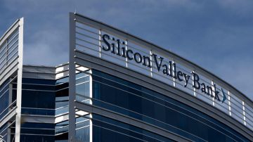 Imagen de un edificio que en la parte superior tiene letras que forman la frase "Silicon Valley Bank".
