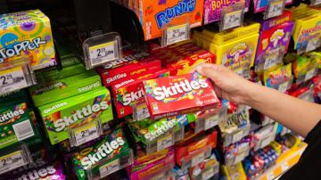 Venta de Hot Tamales, Skittles y otros podría ser prohibida según un Proyecto de ley de California