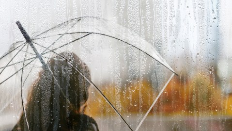 La lluvia en los sueños puede tener un simbolismo positivo o negativo que depende del contexto.