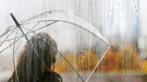 La lluvia en los sueños puede tener un simbolismo positivo o negativo que depende del contexto.