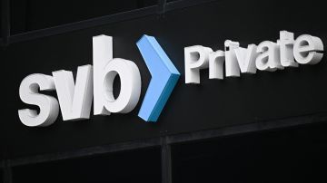 Imagen en tonos negro, blanco y azul del logotipo de Silicon Valley Bank.