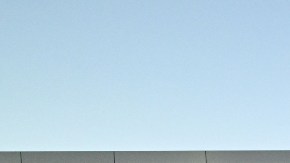 Imagen de un acceso de la tienda Target, en el que se ven dos carros de supermercado.