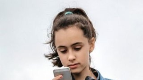El gobernador republicano Spencer Cox firmó leyes para proteger a menores en las redes sociales.