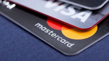 Imagen de tres tarjetas colocadas unas sobre otras, con los logotipos de Mastercard y de Visa.