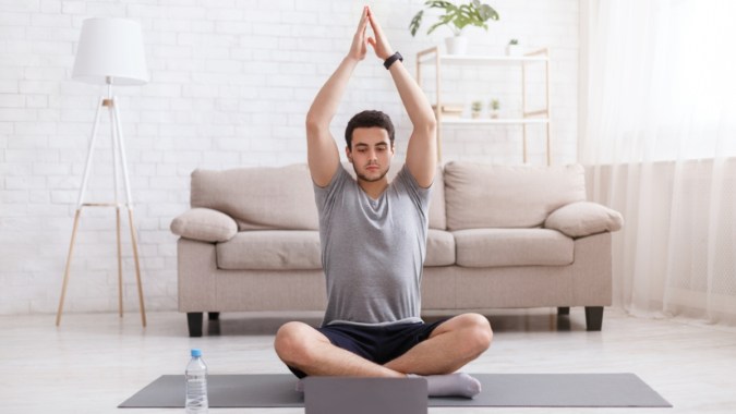 La abstinencia sexual consiste en no tener relaciones sexuales durante un período determinado o de forma permanente. Practicar yoga ayuda a mejorar la sexualidad masculina, según un estudio