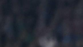 Edson Álvarez (i) disputa un balón con Santiago Giménez (d).