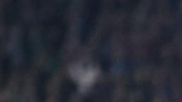 Edson Álvarez (i) disputa un balón con Santiago Giménez (d).