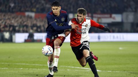 Edson Álvarez (i) disputa un balón con Santiago Giménez (d).