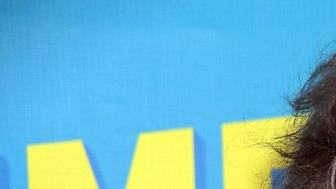 Verónica Castro felicita a su hijo por su extensa carrera.