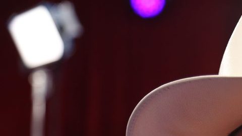 El Fantasma revela por qué no ha grabado con Ángela Aguilar y Leonardo Aguilar.