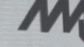 Celia Lora no sabe modelar con ropa.