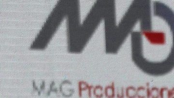 Celia Lora no sabe modelar con ropa.