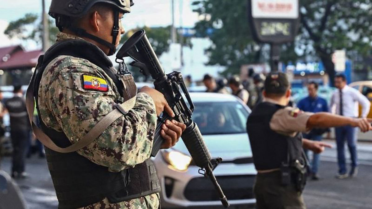 La polémica por el permiso para portar armas en Ecuador “Significa
