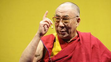 Las disculpas del Dalái Lama por el video en que pregunta a un niño si quiere "chuparle la lengua"