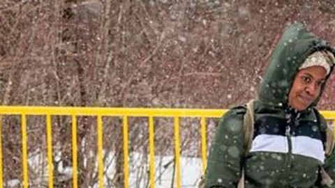 “Te arrestan, pero te ayudan a cargar las maletas”: cómo Canadá acoge a los refugiados y en qué se diferencia de lo que pasa en EE.UU.