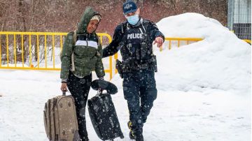 “Te arrestan, pero te ayudan a cargar las maletas”: cómo Canadá acoge a los refugiados y en qué se diferencia de lo que pasa en EE.UU.
