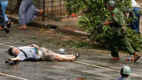La cámara hallada con los últimos momentos de Kenji Nagai, el periodista cuyo asesinato quedó reflejado en una foto que ganó el Pulitzer