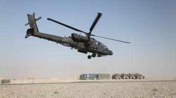 Un helicóptero AH-64D Apache Longbow es visto en esta imagen de archivo del Departamento de Defensa.