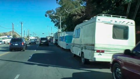 Cada vez hay más camionetas RV en las calles albergando a angelinos sin hogar.