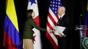 Alejandro Mayorkas fue recibido por la ministra de Relaciones Exteriores de Panamá, Janaina Tewaney.