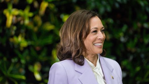 Kamala Harris defendió la agenda del gobierno respecto al cambio climático en su visita al sur de Florida.