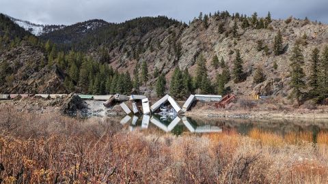 VIDEO: Tren con 25 vagones se descarriló a orillas de un río al noroeste Montana
