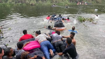 Cientos de migrantes se lanzan al río Bravo pese a aviso de agentes mexicanos para entregarse a Patrulla Fronteriza