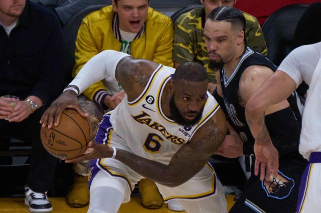 LeBron James recibió un golpe bajo de Dillon Brooks y ni así evitaron la  victoria de Los Ángeles Lakers - La Opinión