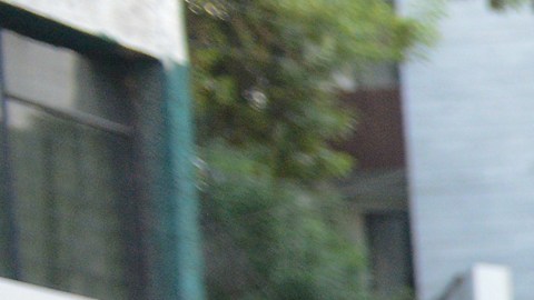 Inmigrantes en Ciudad México esperan para ser trasladados a un albergue en la alcaldía de Tláhuac.