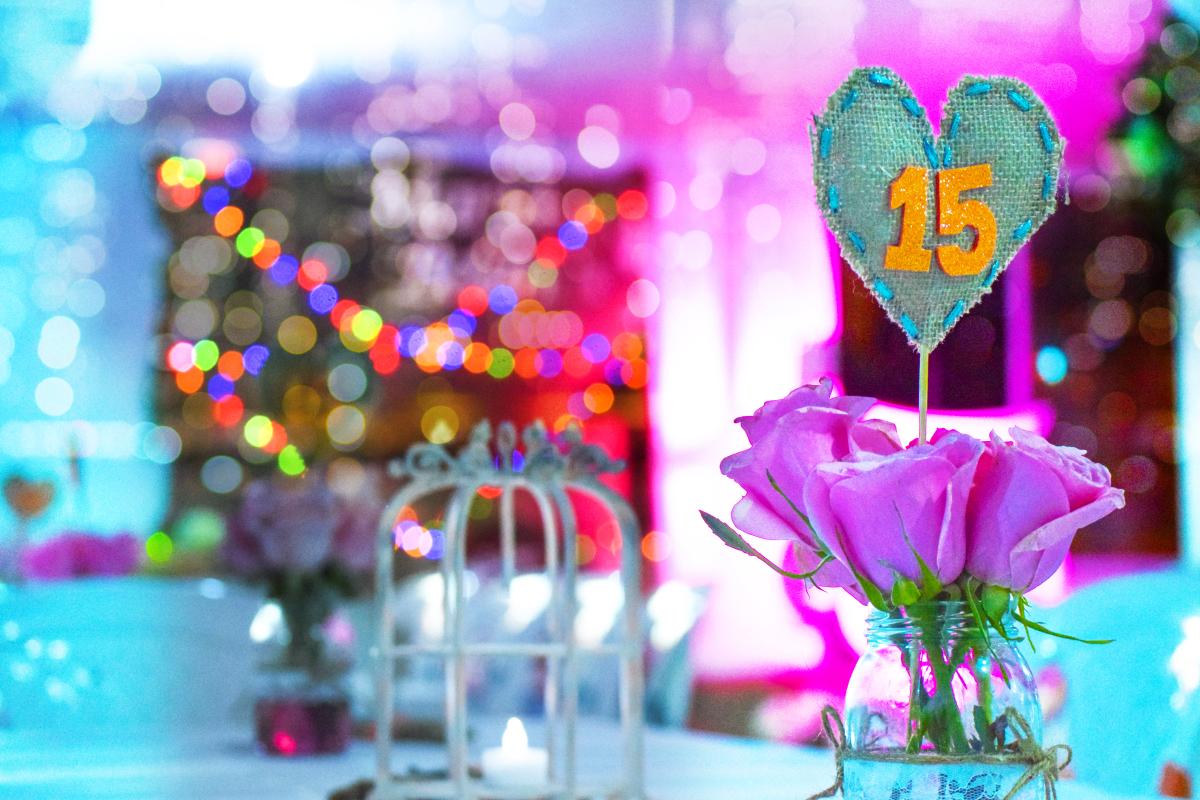 Menstruación aterrizaje Línea de metal 5 ideas para decorar los centros de mesa de una fiesta de quinceañera - La  Opinión