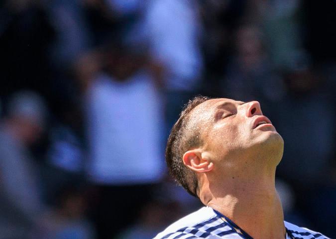 AME1906. CARSON (ESTADOS UNIDOS), 16/04/2023.- Javier "Chicharito" Hernandez (i) de Los Angeles Galaxy se lamenta durante un partido de la MLS hoy, en el estadio Dignity Health Sports Park Stadium en Carson, California (EEUU). EFE/ Javier Rojas