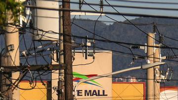 Avenida comercial en Kingston, Jamaica.