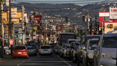 Avenida comercial en Kingston, Jamaica.