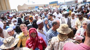 Europeos, asiáticos y africanos se preparan para embarcar con destino a Arabia Saudí, en Puerto Sudan y huir del conflicto bélico que inició en el país dos semanas atrás.