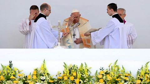 Papa Francisco insta en Hungría a abrir las puertas a los migrantes