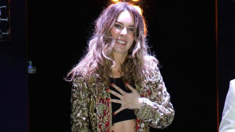 Belinda abraza a fan | Mezcalent.