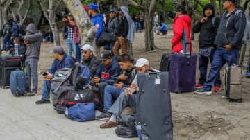 Jornaleros mexicanos esperan en Tijuana para cruzar a California e iniciar labores de cosecha en sus campos.