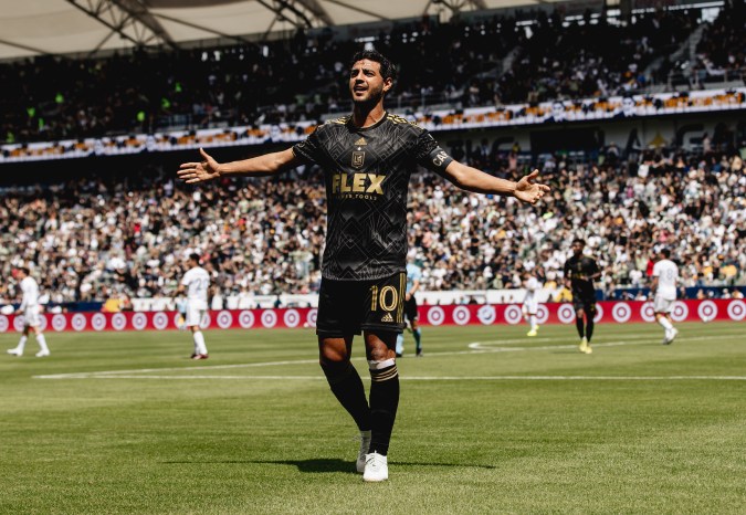 Carlos Vela celebrando un gol con la playera del LAFC en la MLS.