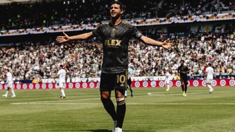 Carlos Vela celebrando un gol con la playera del LAFC en la MLS.