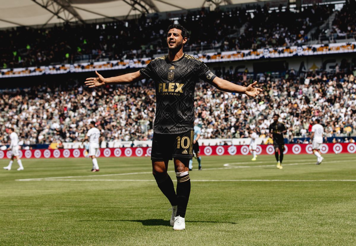 Carlos Vela celebrating a goal with the LAFC shirt in the MLS.