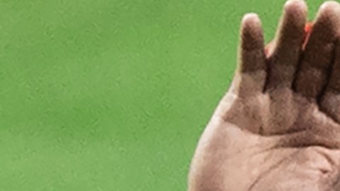 AMLO en un acto público de béisbol en México.