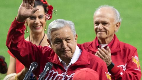 AMLO en un acto público de béisbol en México.