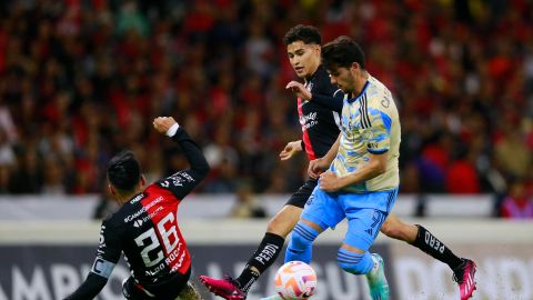 Aldo Rocha (i) y Jeremy Márquez (c) de Atlas disputan el balón con Julián Carranza de Philadelphia Union.