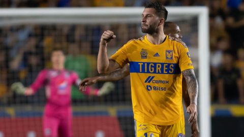 Andre Gignac de Tigres celebra un gol ante Motagua de Honduras.