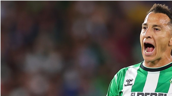 Andrés Guardado con la camisa de Real Betis.