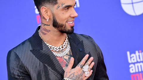 Anuel AA, cantante de género urbano, en la alfombra roja de los Latin AMA's 2023.