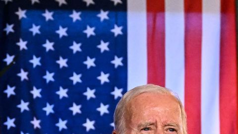 El presidente estadounidense Joe Biden pronuncia un discurso en el Windsor Bar de Dundalk, el 12 de abril de 2023, en el marco de un viaje de cuatro días a Irlanda del Norte e Irlanda. / Foto: AFP/Getty Images