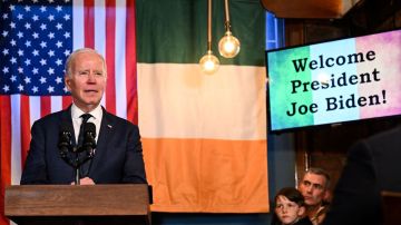El presidente estadounidense Joe Biden pronuncia un discurso en el Windsor Bar de Dundalk, el 12 de abril de 2023, en el marco de un viaje de cuatro días a Irlanda del Norte e Irlanda. / Foto: AFP/Getty Images