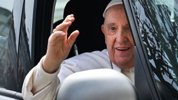El Papa Francisco bromeó con algunos periodistas tras salir del hospital. / Foto: AFP / Getty Images