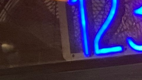 Cristalazo y robo al restaurante Ray's Bby en Huntington Park. (Cortesía)